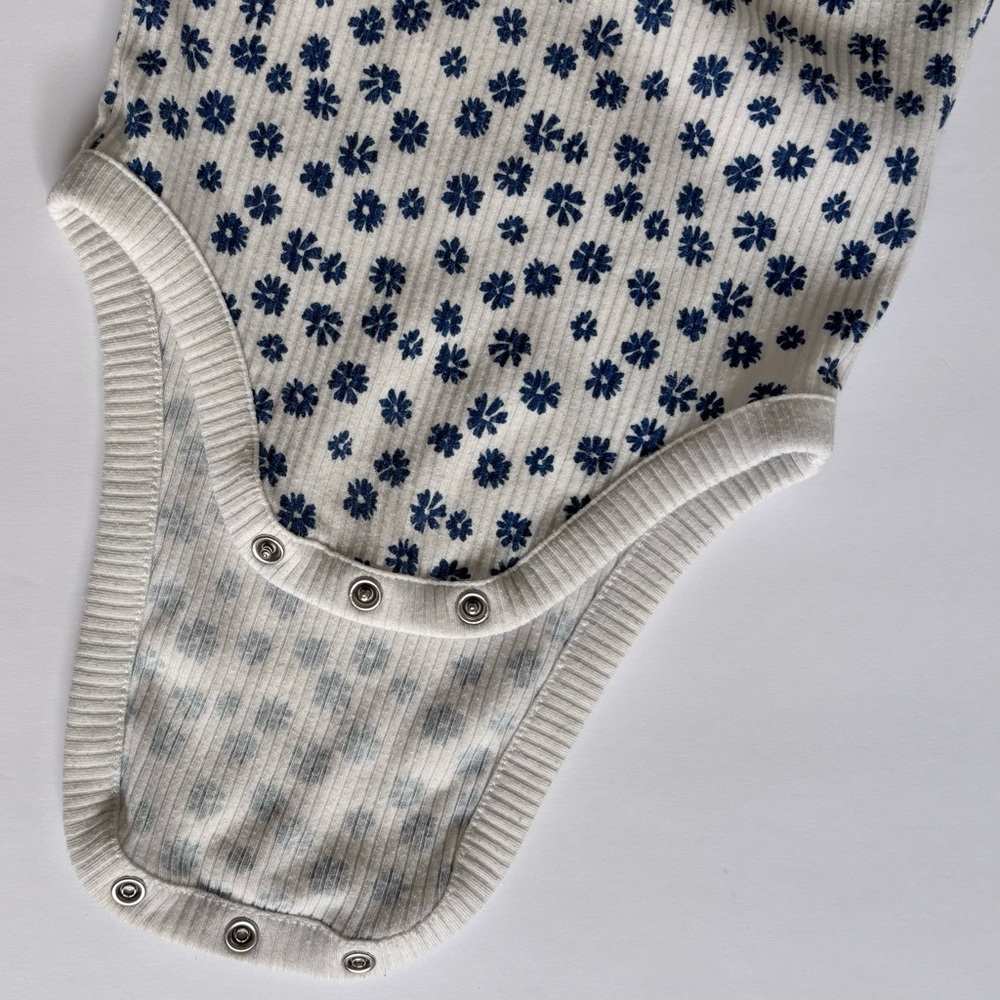 GAP BABY Ribbed Dainty Floral Keyhole Button Ruffle Flutter Sleeve Bodysuit - Picture 8 of 11
